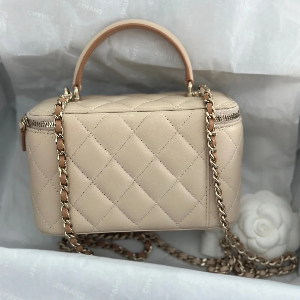 ❌ SOLD ❌ Chanel 23P Two Toned Vanity Top Handle Ecru/Beige Lambskin - Picture 3 of 7